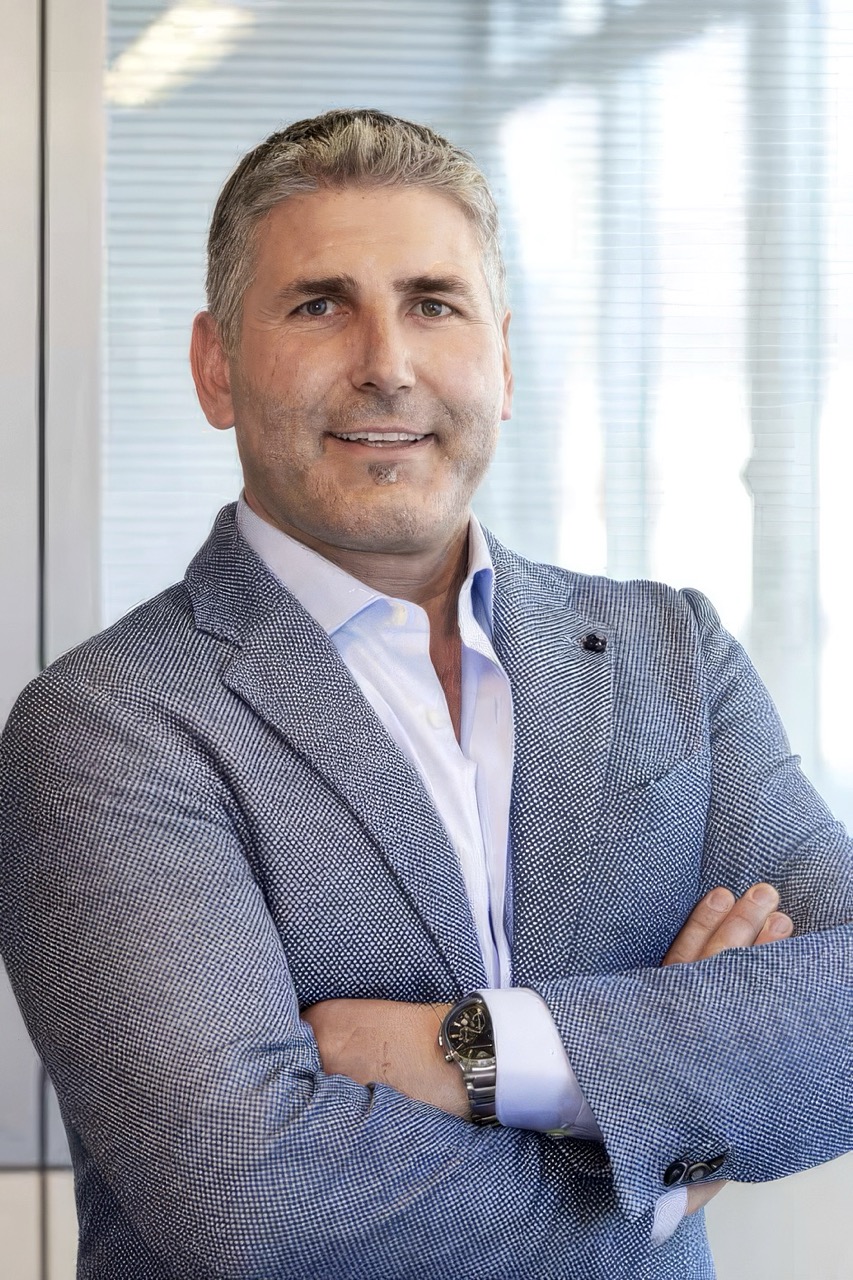 Bauservice GmbH - Elmi Vrenezi, Titolare